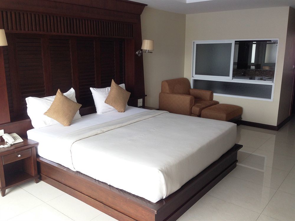 Hotel August 3*