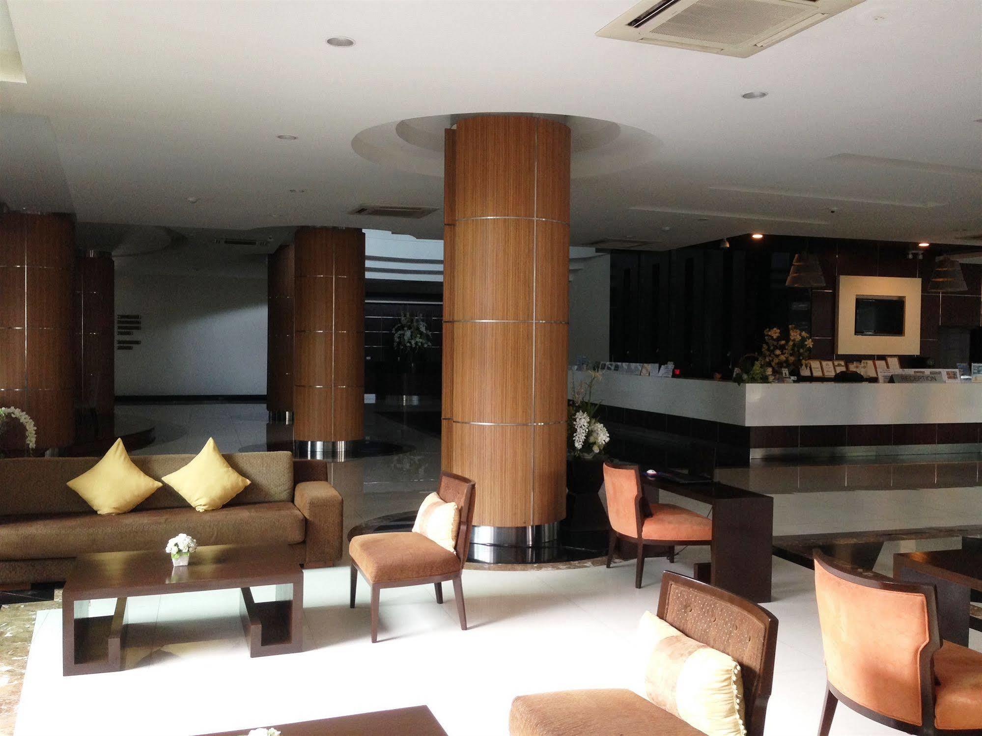 August Hotel 3*